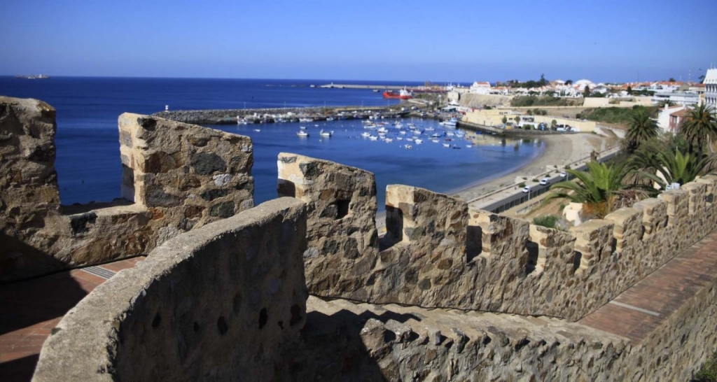Muralla y puerto de Sines