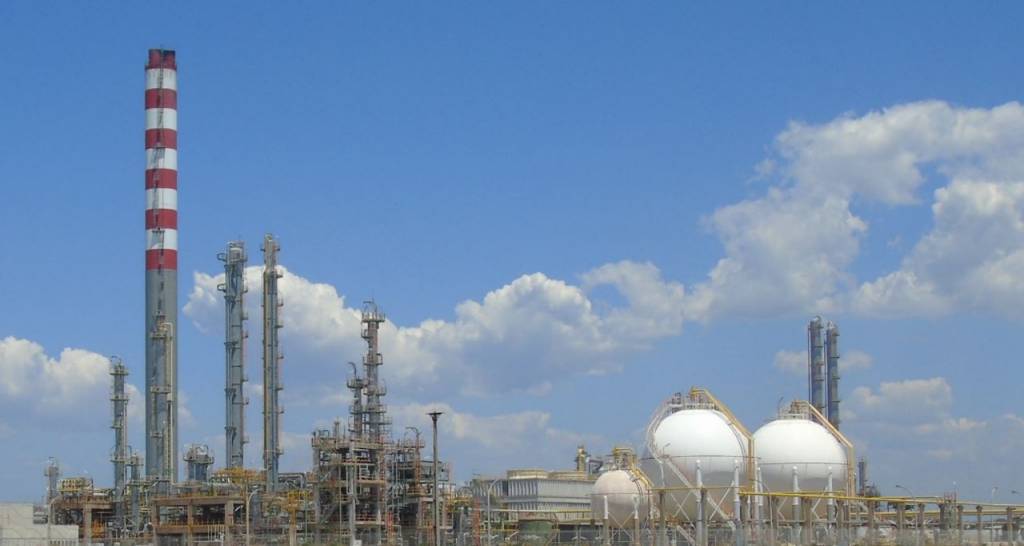 Panorámica de la refinería con unas nubes